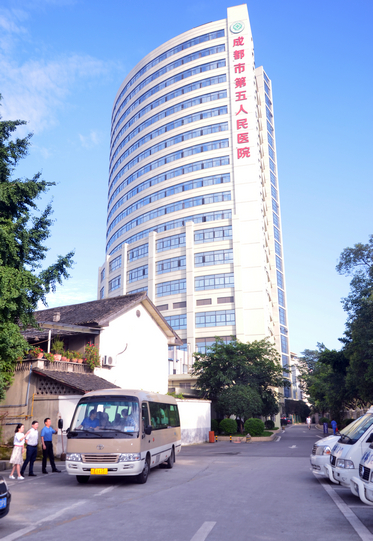 市五医院专家赴色达县人民医院开展帮扶指导